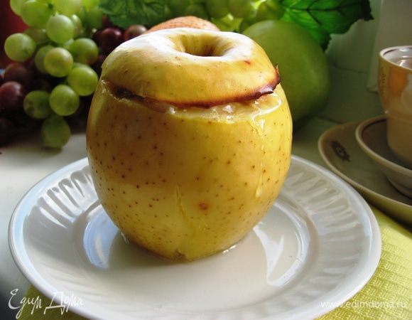 Достаем яблочки из духовки. В соус перед подачей добавляем ром. Поливаем едва остывшим соусом и посыпаем сахарной пудрой. 