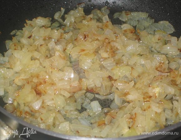 Лук нарезать тонкими полукольцами или кубиками и поджарить на топленом масле с добавлением сахара и соли. Сахар позволяет немного карамелизовать лук, что придает пикантности