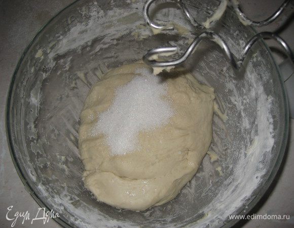 Через 30 минут добавьте сахар-песок и еще раз хорошо вымешайте тесто.