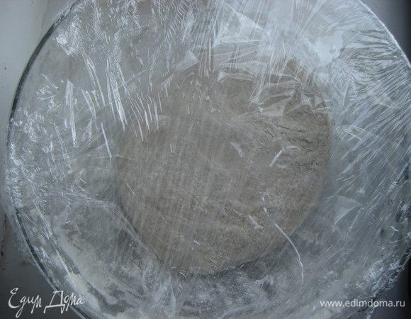 Накрываем тесто пищевой пленкой и оставляем в теплом месте подниматься на 1,5 -2 часа. 