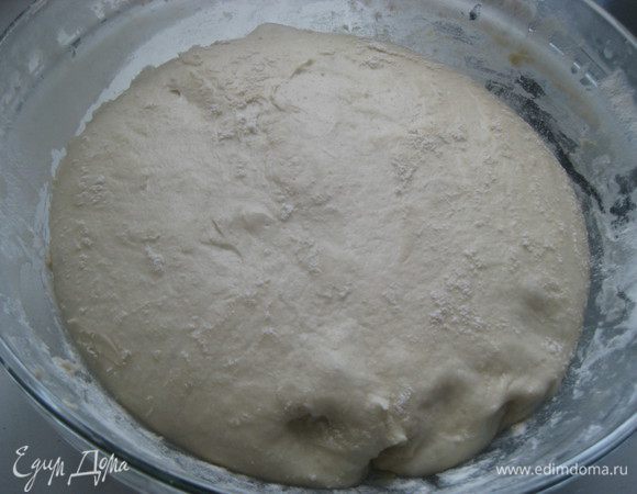 Тесто должно увеличиться в 3 раза, у меня ушло на это 1,5 часа.