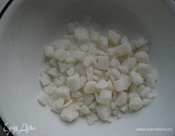 Пока подходит тесто, сахар-рафинад рубим в миске на половинки и четвертинки.