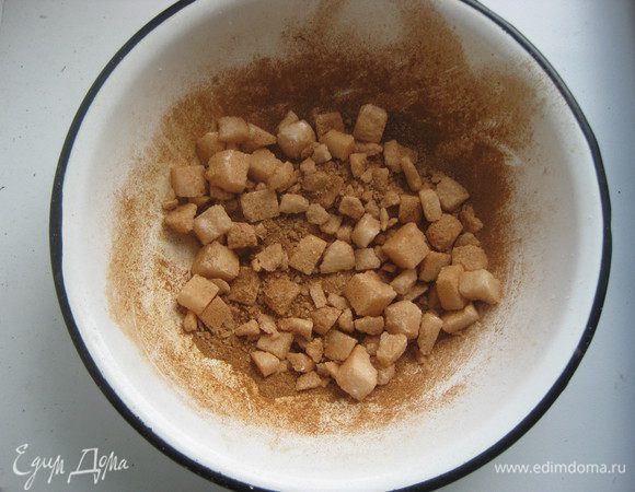 Добавляем корицу и перемешиваем.