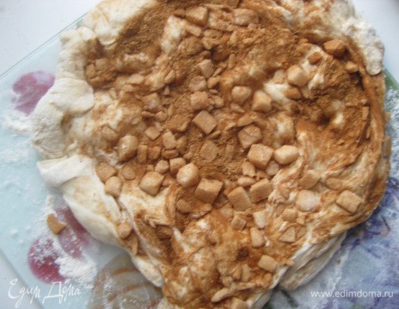 На тесто высыпаем куски сахара с корицей, вдавливаем в тесто. 