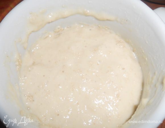 сделать опару-3ч.л.муки смешать с дрожжами,добавить сахар и 1ст.л. воды,перемешать и поставить на подход