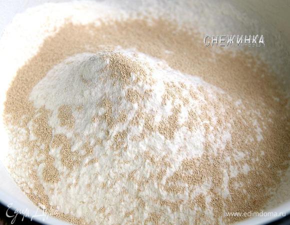 Муку просеиваем в миску, добавляем соль, дрожжи.