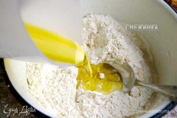 Вливаем оливковое масло. Масло измеряем в граммах!