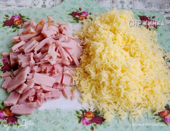 За это время нарезаем окорок соломкой, не крупно. Сыр натираем на мелкой тёрке.