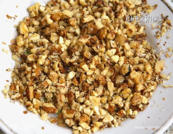 Орехи измельчаем на кусочки.