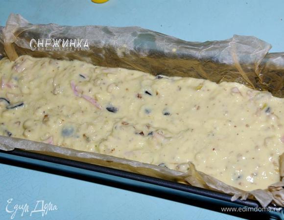 Прямоугольную форму для выпечки выстилаем бумагой, смазываем ее маслом. Выкладываем тесто.