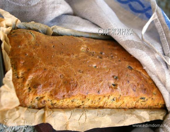 Выпекаем хлеб при 180С 50 минут, до сухой зубочистки. Сразу из формы не достаём, даём постоять минут 10, прикрыв полотенчиком.