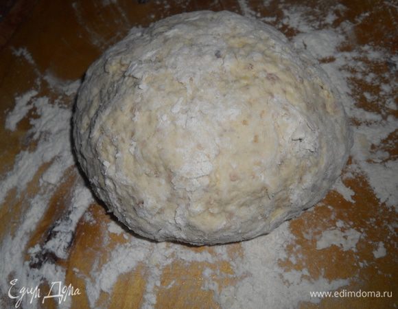  проварить семена льна на огне пару минут,добавить их к остальной массе,добавить мак и масло,добавить частями муку и вымесить мягкое тесто-оно будет липкое-это так и нужно,припылите мукой и оставте на 30мин