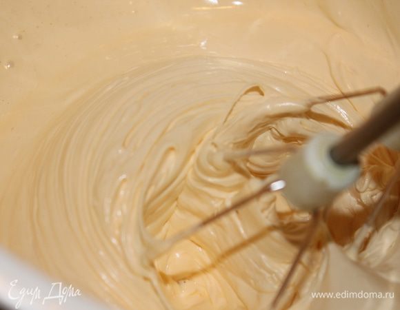 Взбить желтки с сахаром, пока масса не станет плотной. Миксером это занимает 10 минут. 