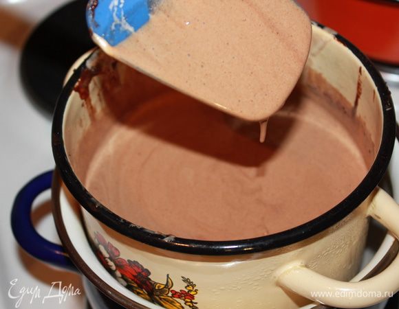 Добавить к желткам немного теплых шоколадных сливок. Перемешать. Затем влить оставшиеся сливки и как следует перемешать, чтобы масса получилась однородной. Снова поставить на водяную баню, постоянно помешивая деревянной лопаткой. Масса должна немного увариться. Как только она загустеет, тут же ее снять. 