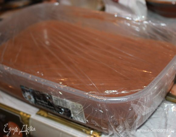 Вылить в пластиковый контейнер, охладить, накрыть пищевой пленкой и поставить в морозилку на 6 часов. Энергично перемешивать мороженое  первые 2 часа  деревянной лопаткой, чтобы оно получилось однородным (или используйте машинку для приготовления мороженого).  По идее оно не должно сильно кристолизоваться. Обычно это происходит из-за жидкостей (таких как вода, фруктовые соки.....), а в этом рецепте жирные сливки. Если мороженое долго замораживалось (всю ночь), его нужно достать из морозилки и поставить в холодильник на 30 минут. 