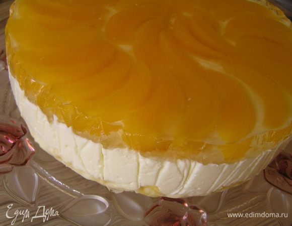 Готовый торт аккуратно вынуть из формы. Можно украсить бока взбитыми сливками. Я не успела, поскольку солнце садится все раньше и раньше ;)