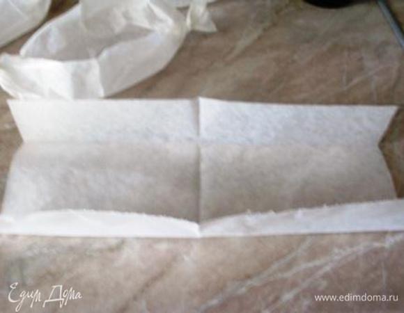 Рис отварить в подсоленной воде. Берем бумагу для выпечки HomeQueen. Разрезаем на листы А4. Кладем горизонтально, загибаем нижний и верхний края, формируя бортики.Затем скручиваем левый и правый, делая "лодочку".