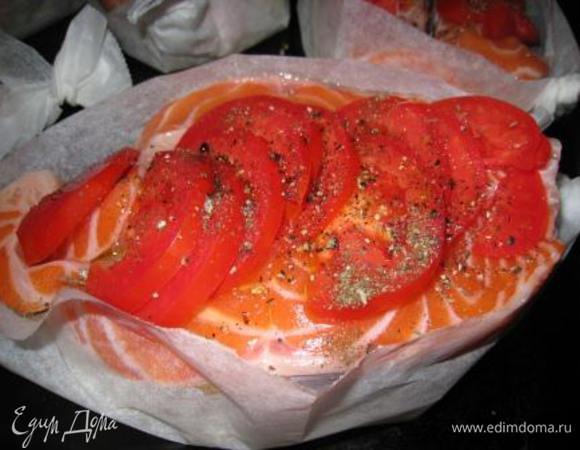 Укладываем в лодочки лук, порезанный полукольцами, измельченный чеснок. Посыпаем натертой цедрой. Затем распределяем рис. Стейки солим перчим и укладываем на рис. Затем тонко порезанные помидоры, сверху соль, перец, травки. 