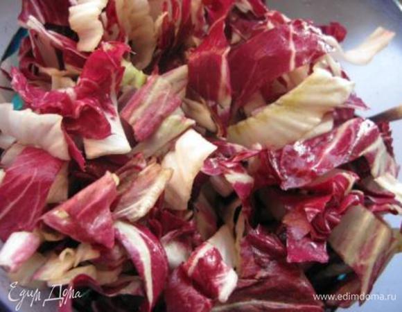 По желанию можно приготовить такой салат: качан радиккио порезать и заправить 4 ст.л. оливкового масла, 1 ст.л. меда, 1 ст.л. бальзамика, соль. Очень классный. Приятного аппетита!