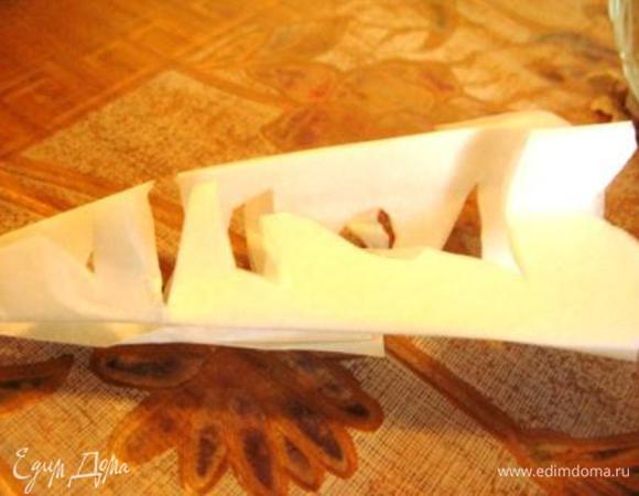 Спустя вышеуказанное время наливаем в форму тесто, затем выкладываем равномерно ириски, утапливаем их. Печем при 180 45-60 мин. Пока печется, вспоминаем детство. Складываем бумагу для выпечки в несколько раз, вырезаем "снежинку",