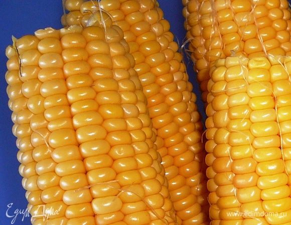 Кукурузу очистить от листьев и волосков. вымыть и обсушить.