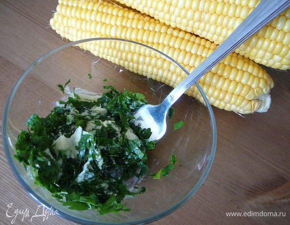 Петрушку вымыть, обсушить и измельчить, добавить пропущенный через пресс чеснок. Сливочное масло смешать с зеленью и чесноком, добавить соль и перец, хорошо перемешать...