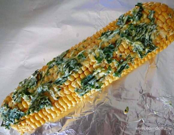 Равномерно обмазать каждый початок пряным маслом...