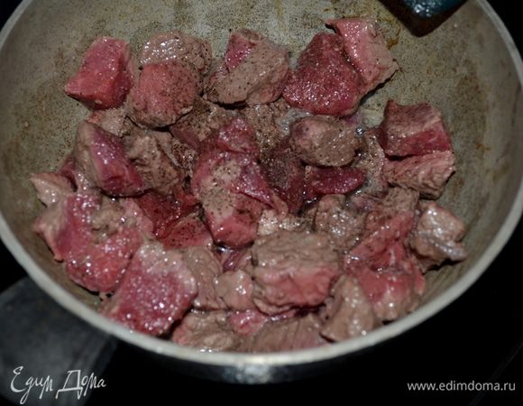 Разогреть в  жаровне раст.масло 1стол.л.Мясо посолить и поперчить.Обжарить до корич.цвета примерно 5-7мин.Выложить на тарелку.