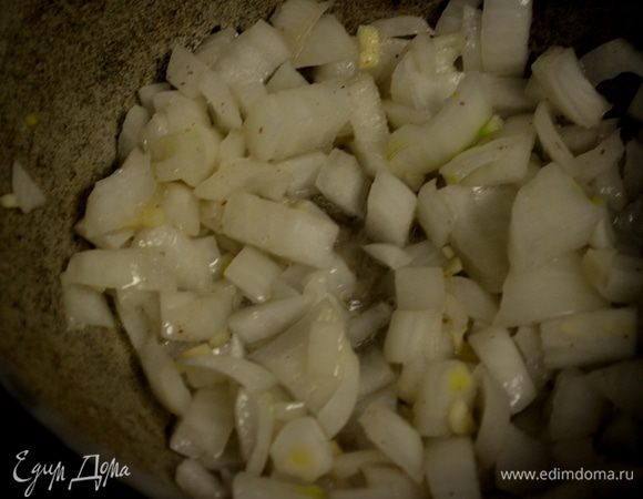 Добавим в жаровню 1 ч.л  раст.масло,затем лук и чеснок.И готовим примерно 6мин.на сред.огне.