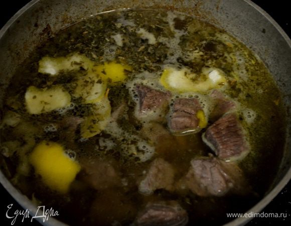 Добавим вино и готовим еще 3мин.Вернем говядину в жаровню.Добавим бульон,лавровый лист. 4 веточки петрушки целые, лимонную цедру.Закроем крышкой и готовим 45мин.