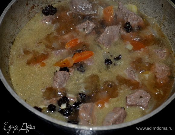 Затем добавим наши сухофрукты и готовим,без крышки еще 35мин.За 5мин.до окончания добавим миндаль.