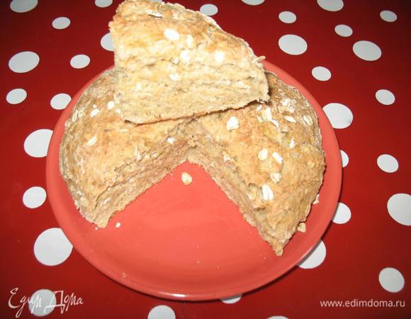 Готовый остудить на решетке, прикрыв чистым полотенцем.Благодаря этому корочка будет мягкой.Подавать теплым разрезав на 4 части, или как торт на кусочки.
Кефир для хлеба желательно брать кислый,это поможет ему лучше подняться и сода наверняка погасится.Или же погасите соду уксусом.Приятного аппетита!
