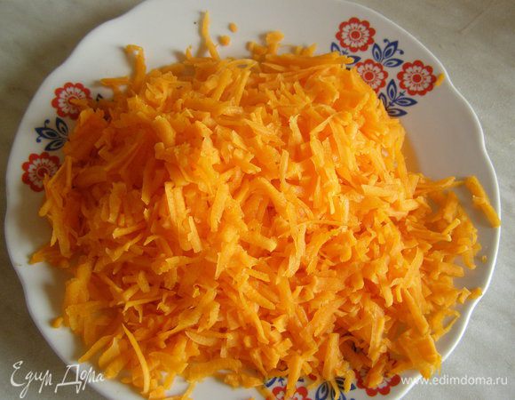 Тыкву натереть на крупной терке