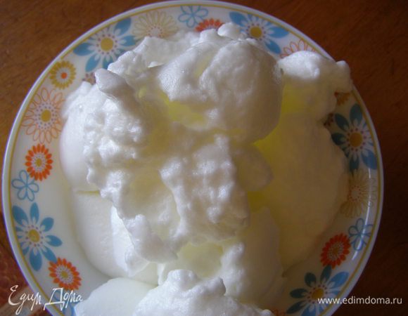 Отделить белки от желтков, белки взбить до крепких пиков со щепоткой соли.