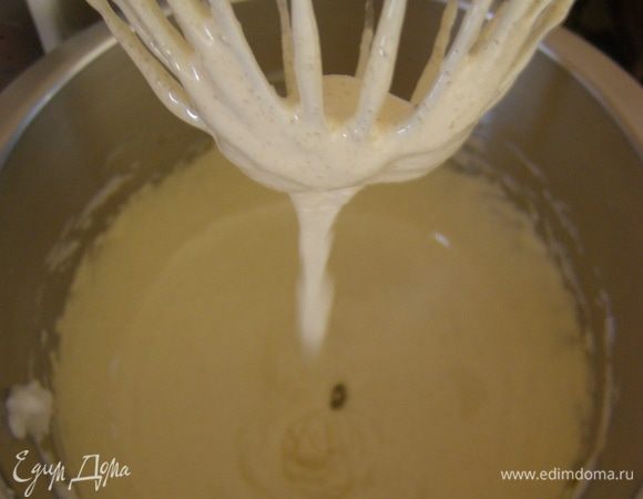 Желтки взбить с сахаром до посветления. Добавить орехи, тыкву, цедру, хорошо перемешать. Ввести муку и рызрыхлитель. Хорошо перемешать.