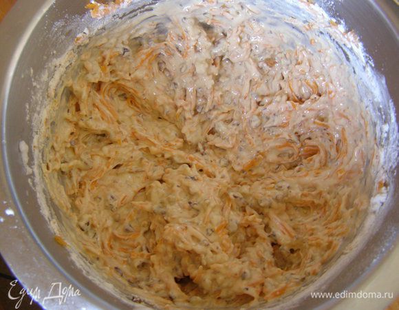 Добавить взбитые белки, осторожно перемешать ложкой.