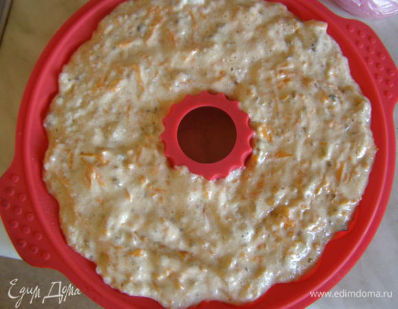 Выложить в смазанную маслом форму. Выпекать в разогретой до 180 градусов духовке 30-40 м