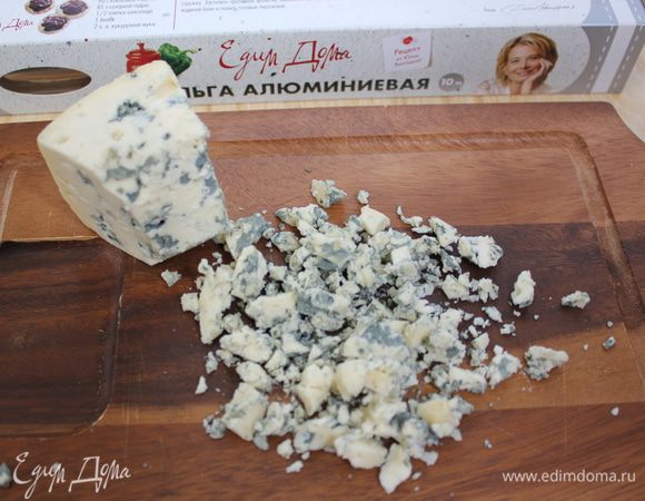 Приготовить заправку: Сыр с плесенью раскрошить на кусочки. Смешать сыр со сливками. 