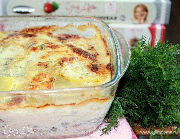 По истечении 30 минут, снять фольгу и запекать ещё 30 минут, пока картофель не станет мягким, а корочка не зарумянится. Подавать горячей, присыпав свежей зеленью. Приятного аппетита!!! 