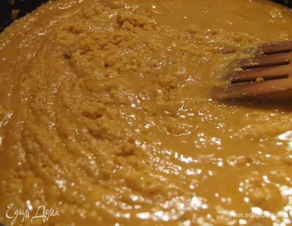 Тщательно перемешайте массу до однородности 3 мин и всыпьте орехи.