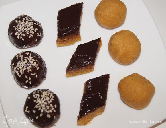 На водяной бане растопить шоколад, обмакнуть шарики, а остальное залить сверху тарелки. Присыпать кунжутом. Очень вкусно  с чаем!