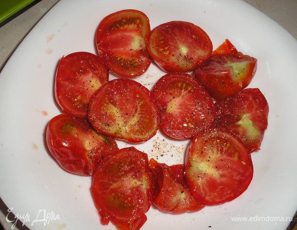 Для начала помидоры разрезаем на половинки, солим, перчим, смазываем оливковым маслом и запекаем при температуре 150 гр. 45 минут (можно воспользоваться быстрым методом и запекать в микроволновке  5-6 минут)