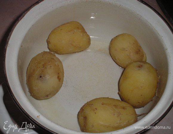 Картофель чистим и отвариваем в подсоленной воде до полуготовности.





