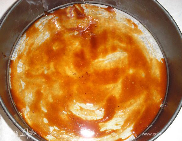 Варим карамель: сливочное масло растапливаем в сотейнике, добавляем сахар и варим на среднем огне до светло-коричневого цвета. Форму для выпечки застилают пергаментной бумагой. Еще горячей карамель размазываем  по дну формы





