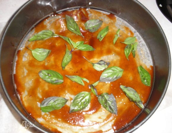 На карамель выкладываем листики  базилика