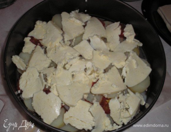 Сверху по помидорам выкладываем брынзу