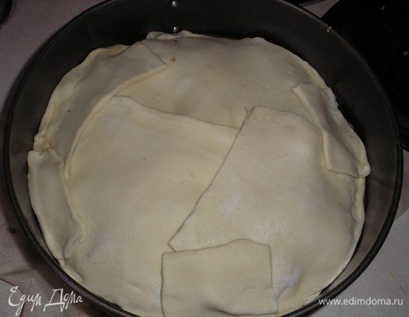 Слоеное тесто раскатываем по размеру формы и накрываем им наш тарт.