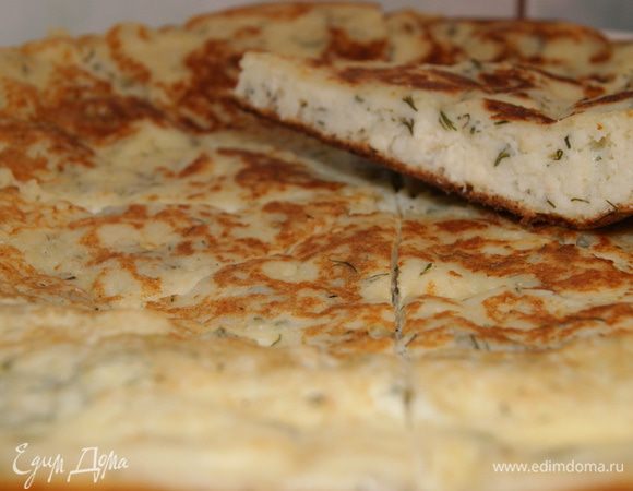 В миске перемешать сыр, яйца, разрыхлитель, муку и соль. Развести полученную смесь сметаной (йогуртом или кефиром) до консистенции густой сметаны.