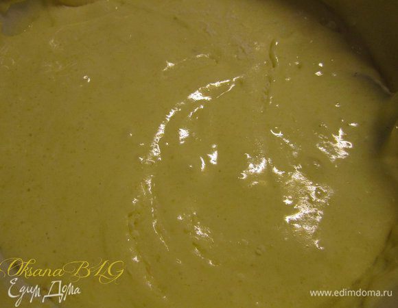 Бисквит. Яйца взбить с сахаром в пышную массу.