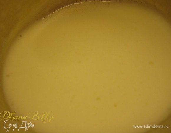 Молоко и масло практически довести до кипения.